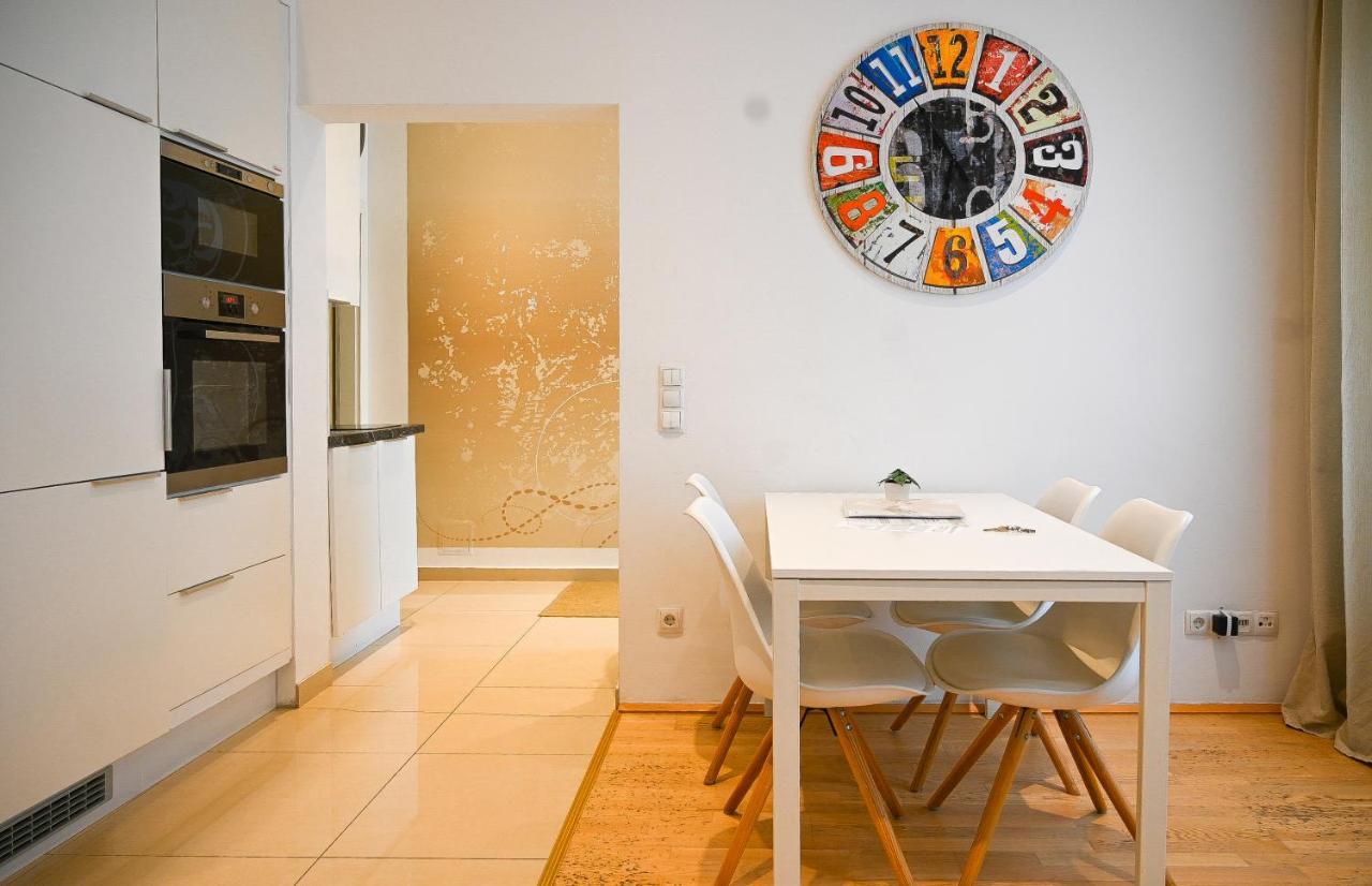 Bright Apartment Mariahilf เวียนนา ภายนอก รูปภาพ